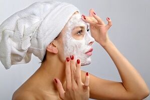 aplicando uma máscara para rejuvenescimento da pele