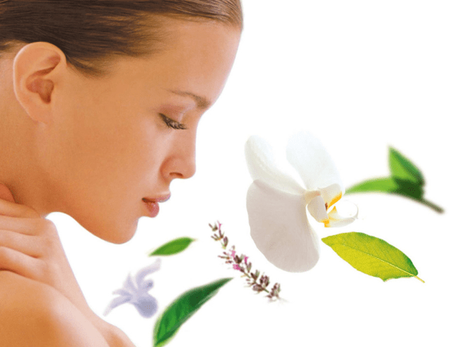 Uma mulher usa métodos de rejuvenescimento folclóricos