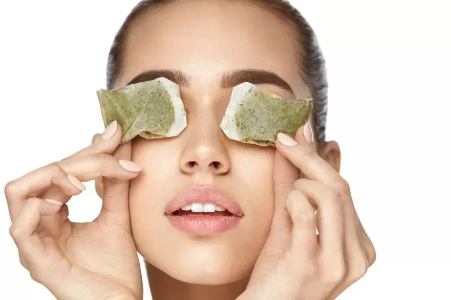Elimine rugas ao redor dos olhos com saquinhos de chá