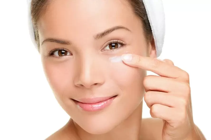cuidados com a pele sob os olhos
