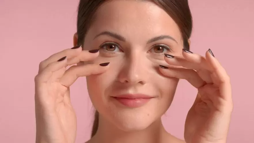 massagem contra rugas ao redor dos olhos